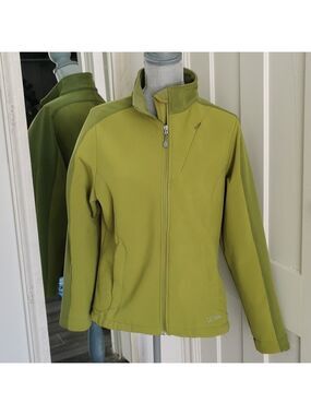 L. L. Bean green women's jacket. Size large. EUC